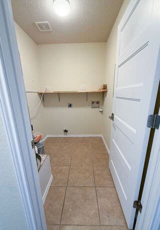 3-bedroom rental at 220 Hansford St in San Antonio, TX — photo 4