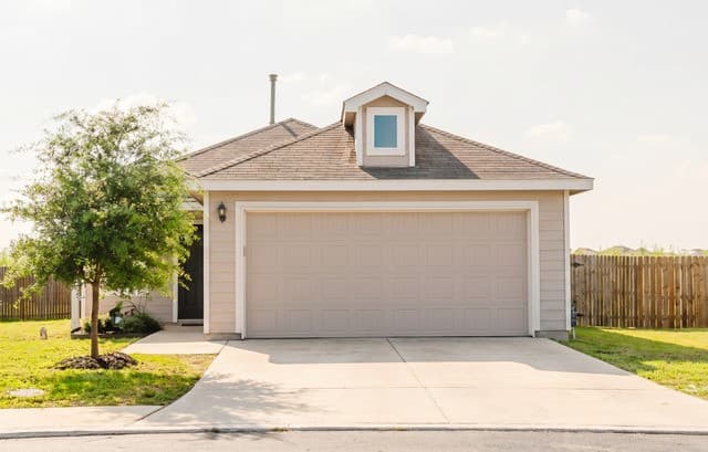 3-bedroom rental at 223 Presidio Pl in San Antonio, TX — photo 1