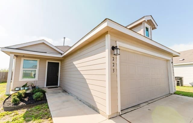 3-bedroom rental at 223 Presidio Pl in San Antonio, TX — photo 2