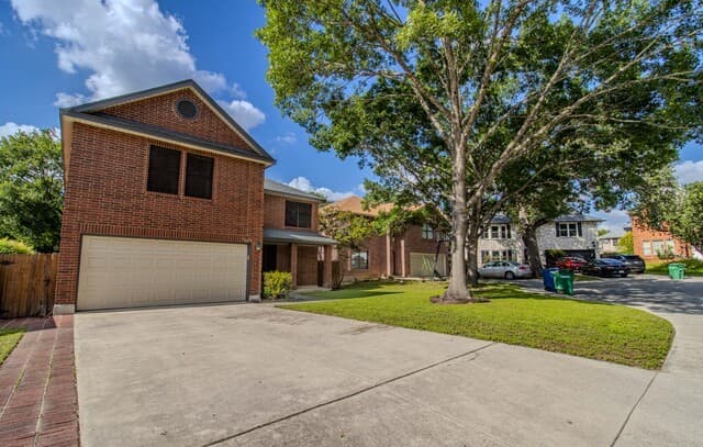 3-bedroom rental at 9615 Hillside Trl in San Antonio, TX — photo 2