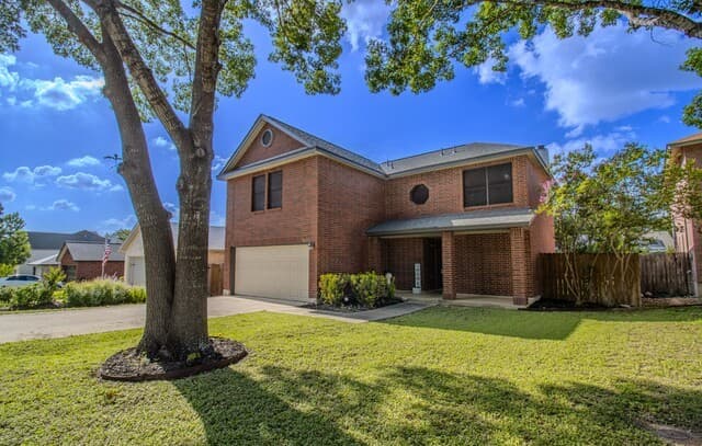 3-bedroom rental at 9615 Hillside Trl in San Antonio, TX — photo 3