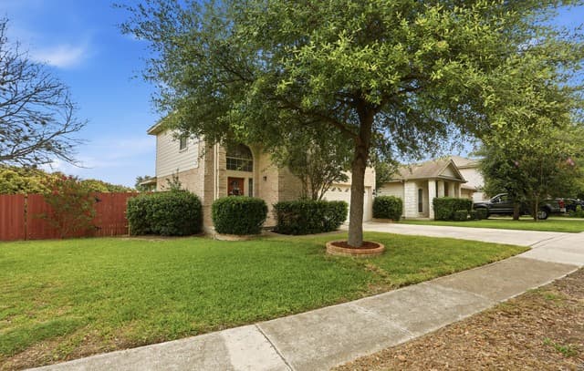 3-bedroom rental at 11106 Palomino Bnd in San Antonio, TX — photo 2