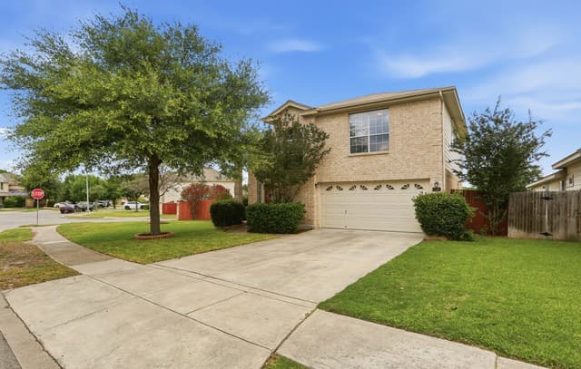 3-bedroom rental at 11106 Palomino Bnd in San Antonio, TX — photo 3