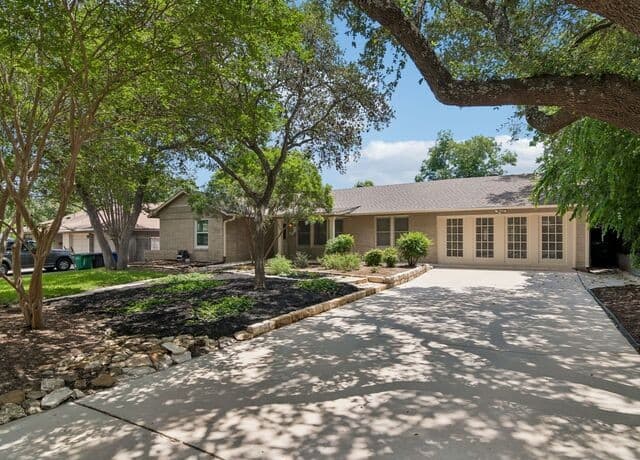 3-bedroom rental at 438 Oakleaf Drive in San Antonio, TX — photo 1