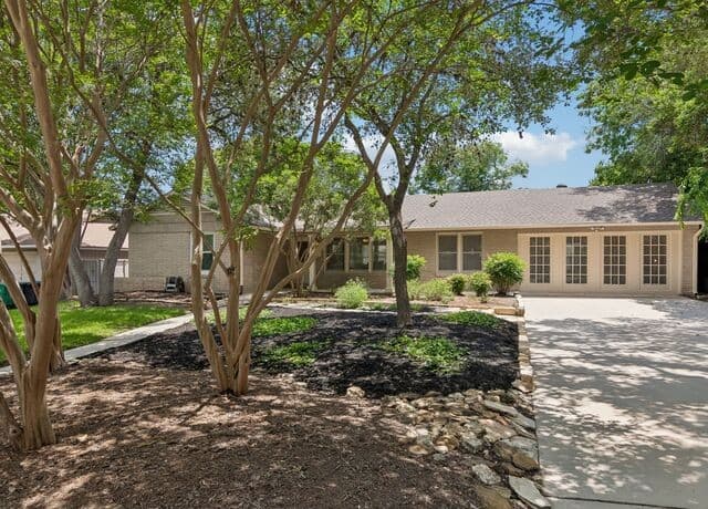 3-bedroom rental at 438 Oakleaf Drive in San Antonio, TX — photo 2