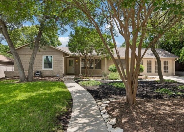 3-bedroom rental at 438 Oakleaf Drive in San Antonio, TX — photo 3