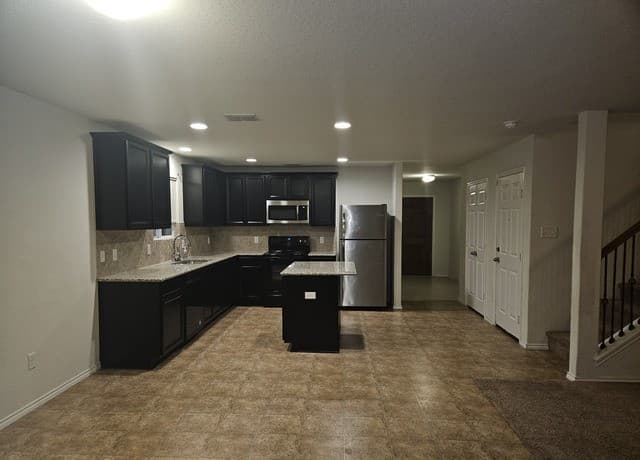 5-bedroom rental at 178 Hidden Knoll in Selma, TX — photo 4