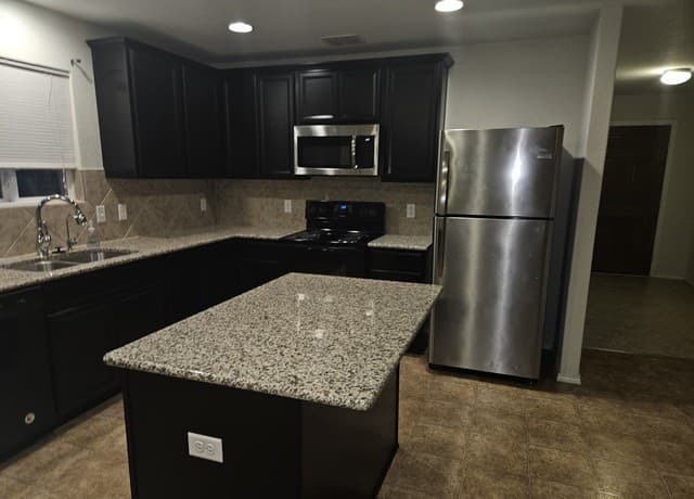 5-bedroom rental at 178 Hidden Knoll in Selma, TX — photo 5