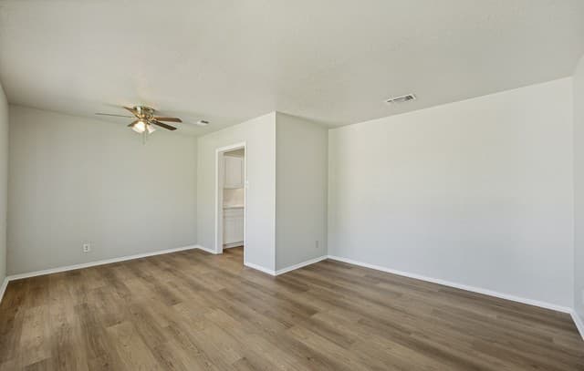 3-bedroom rental at 4240 Chestnuthill Dr in San Antonio, TX — photo 5