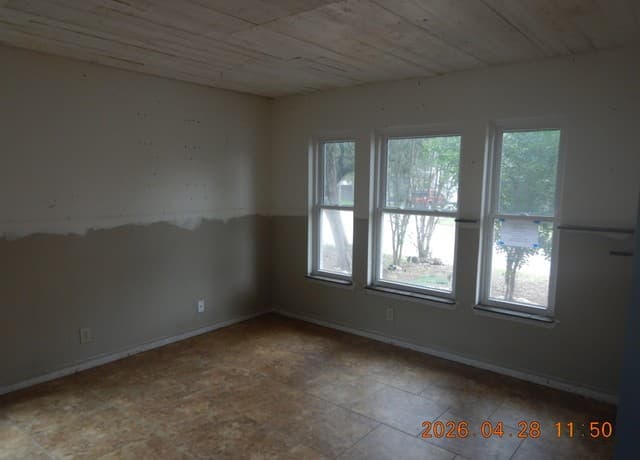 3-bedroom rental at 4814 Roxton Ave in San Antonio, TX — photo 3