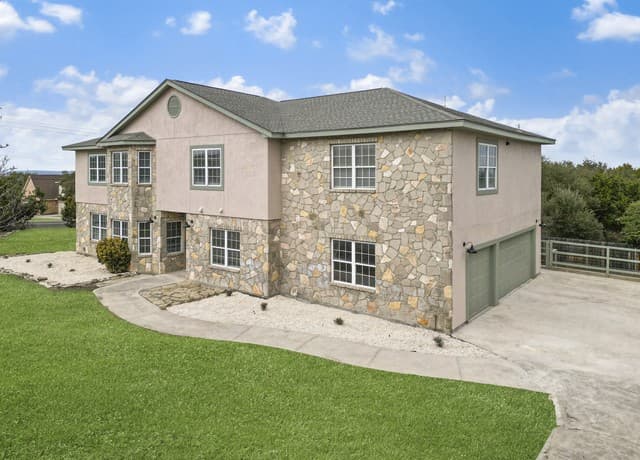 6-bedroom rental at 403 E Vista Rdg in San Antonio, TX — photo 1