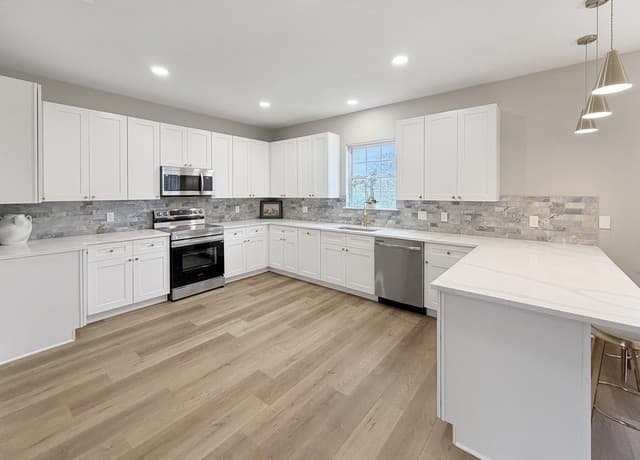 6-bedroom rental at 403 E Vista Rdg in San Antonio, TX — photo 5