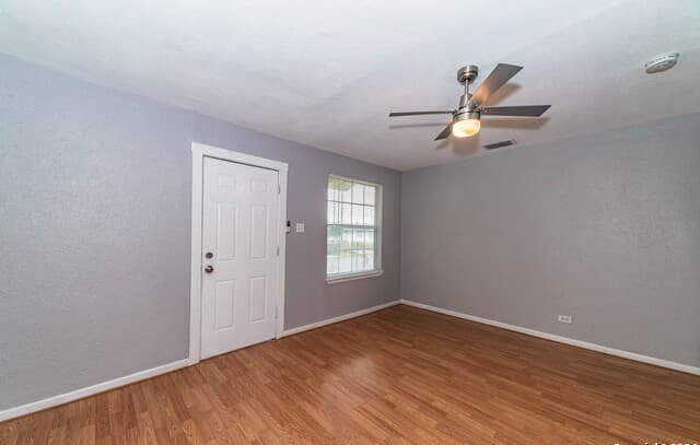 3-bedroom rental at 508 Bee St in San Antonio, TX — photo 2