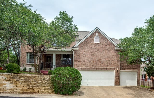 6-bedroom rental at 415 Flintlock in San Antonio, TX — photo 1