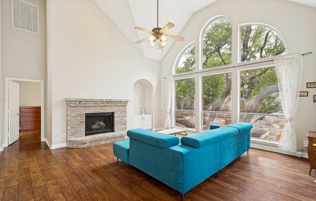 6-bedroom rental at 415 Flintlock in San Antonio, TX — photo 2