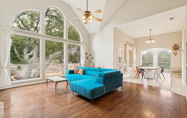 6-bedroom rental at 415 Flintlock in San Antonio, TX — photo 3