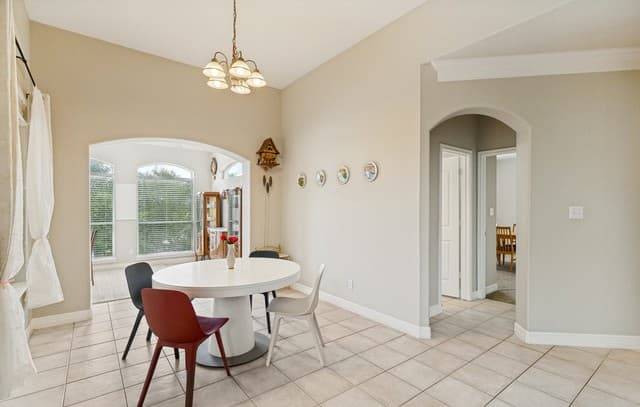 6-bedroom rental at 415 Flintlock in San Antonio, TX — photo 5