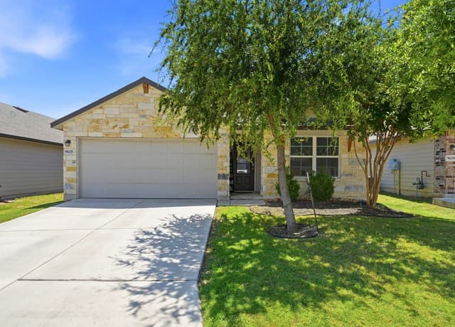 4-bedroom rental at 9615 Moon Shine in San Antonio, TX — photo 1