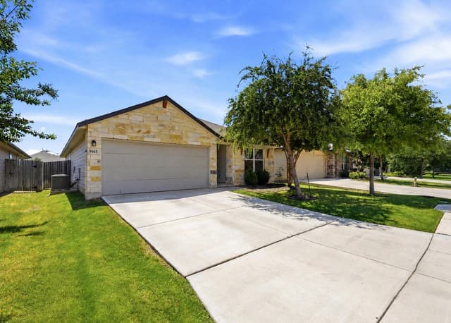 4-bedroom rental at 9615 Moon Shine in San Antonio, TX — photo 2