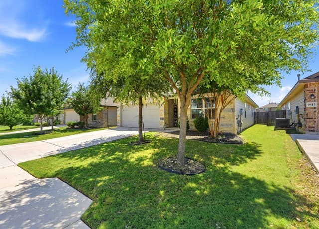 4-bedroom rental at 9615 Moon Shine in San Antonio, TX — photo 3