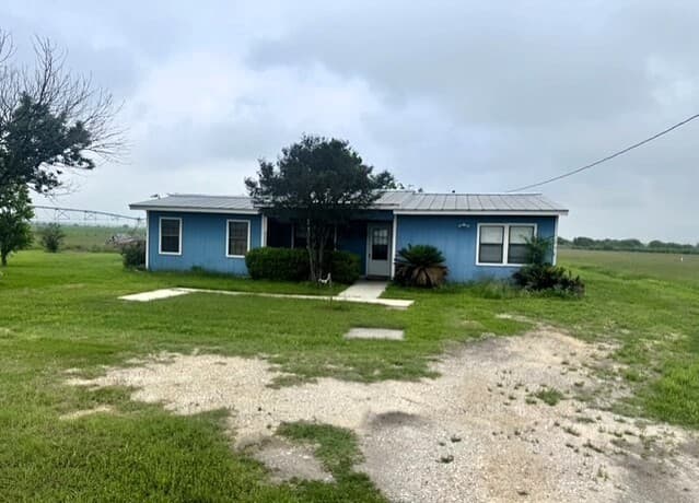 3-bedroom rental at 1093 E County Road 5718 in Natalia, TX — photo 2
