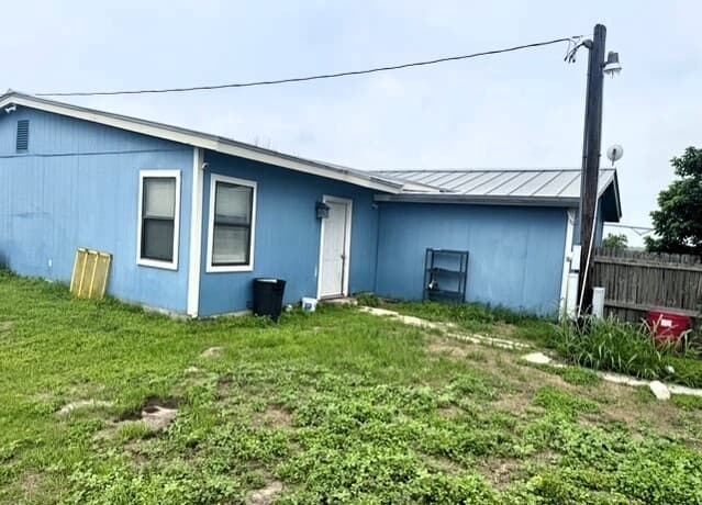 3-bedroom rental at 1093 E County Road 5718 in Natalia, TX — photo 3