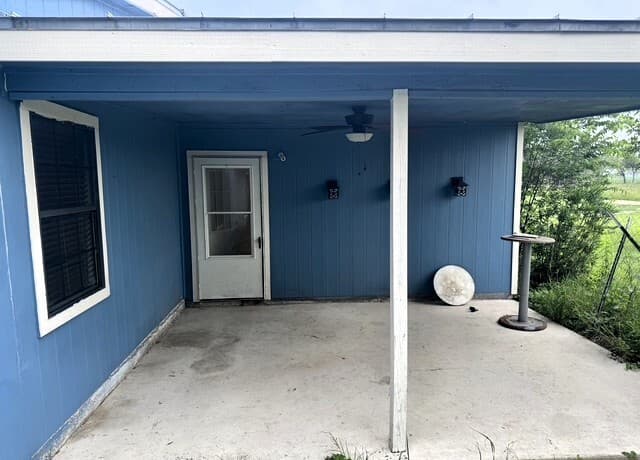 3-bedroom rental at 1093 E County Road 5718 in Natalia, TX — photo 4