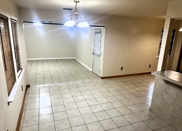 3-bedroom rental at 1093 E County Road 5718 in Natalia, TX — photo 5