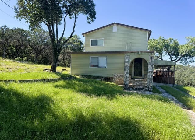 2-bedroom rental at 330 Private Road 2610 in Mico, TX — photo 3