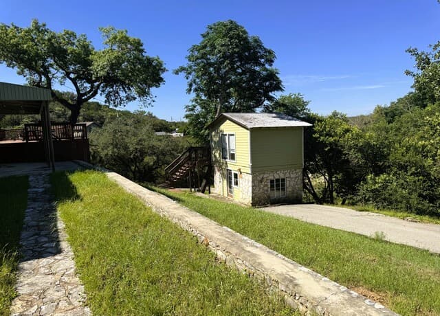 2-bedroom rental at 330 Private Road 2610 in Mico, TX — photo 5