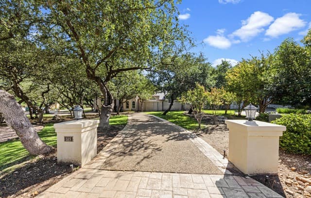 5-bedroom rental at 519 Blackjack Oak in Shavano Park, TX — photo 2