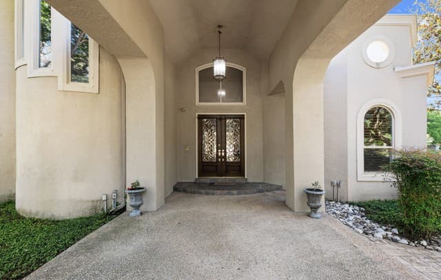 5-bedroom rental at 519 Blackjack Oak in Shavano Park, TX — photo 3