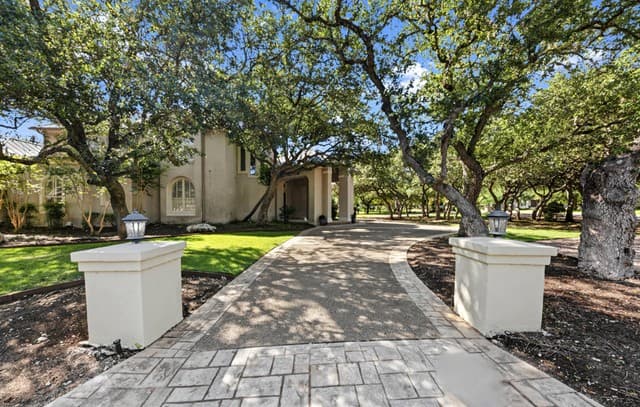 5-bedroom rental at 519 Blackjack Oak in Shavano Park, TX — photo 4
