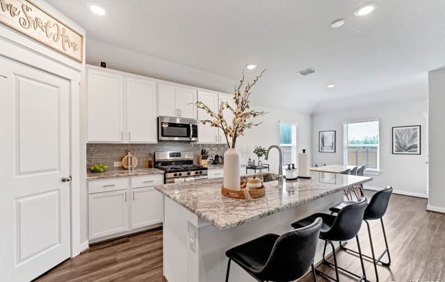 3-bedroom rental at 4323 W Vasquez Cir in Converse, TX — photo 3