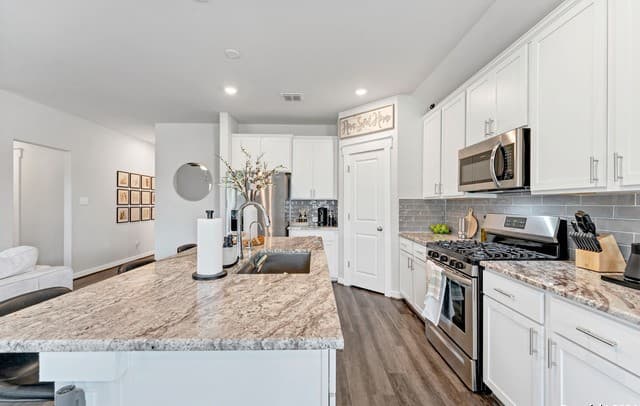 3-bedroom rental at 4323 W Vasquez Cir in Converse, TX — photo 5