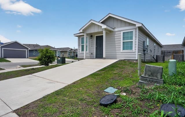 3-bedroom rental at 8230 Piedra Medina in San Antonio, TX — photo 2