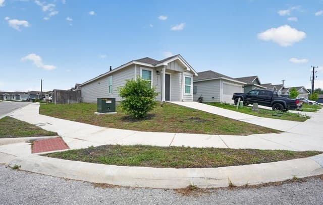 3-bedroom rental at 8230 Piedra Medina in San Antonio, TX — photo 3