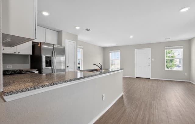 2-bedroom rental at 8119 Serro Medina in San Antonio, TX — photo 5