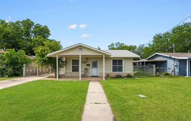 3-bedroom rental at 3627 W Poplar St in San Antonio, TX — photo 1