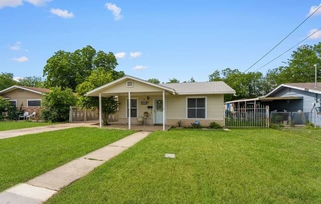 3-bedroom rental at 3627 W Poplar St in San Antonio, TX — photo 2