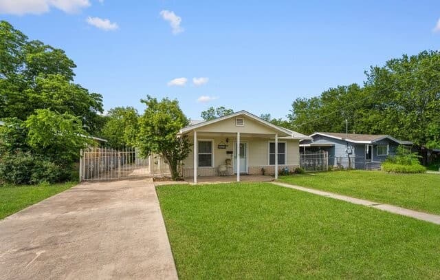 3-bedroom rental at 3627 W Poplar St in San Antonio, TX — photo 3