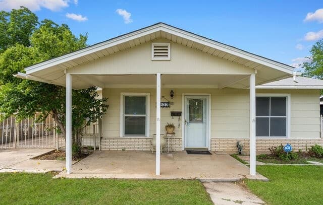 3-bedroom rental at 3627 W Poplar St in San Antonio, TX — photo 4