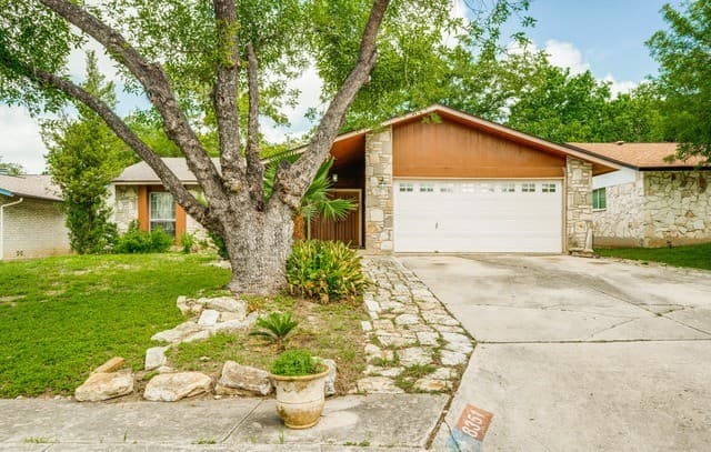 3-bedroom rental at 8351 Tuxford in San Antonio, TX — photo 1