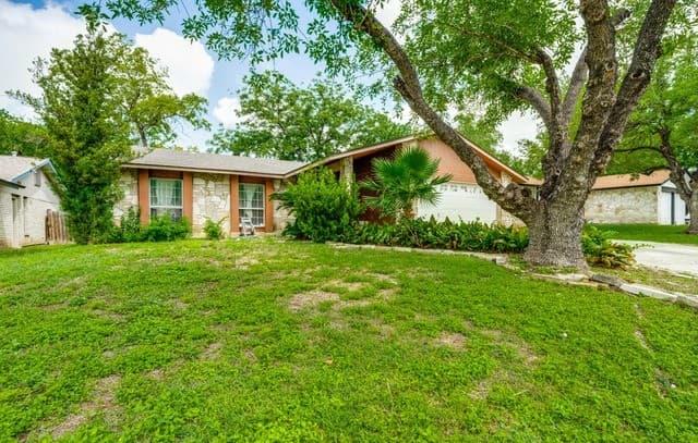 3-bedroom rental at 8351 Tuxford in San Antonio, TX — photo 2
