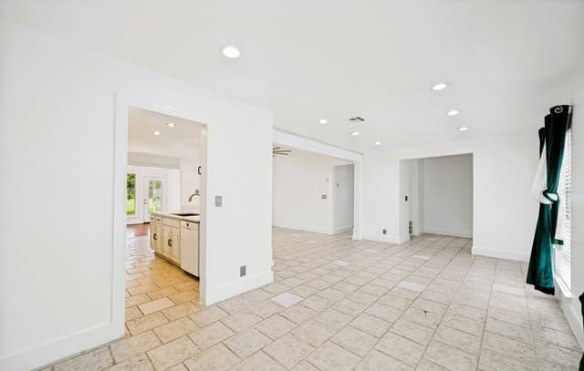 3-bedroom rental at 8351 Tuxford in San Antonio, TX — photo 5