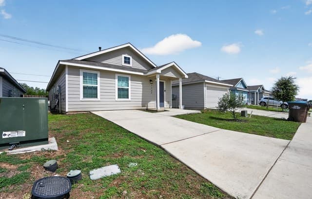 3-bedroom rental at 7902 Serro Medina in San Antonio, TX — photo 2