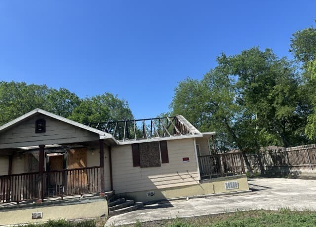 2-bedroom rental at 315 Coyol St in San Antonio, TX — photo 2