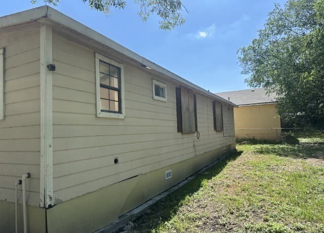 2-bedroom rental at 315 Coyol St in San Antonio, TX — photo 5