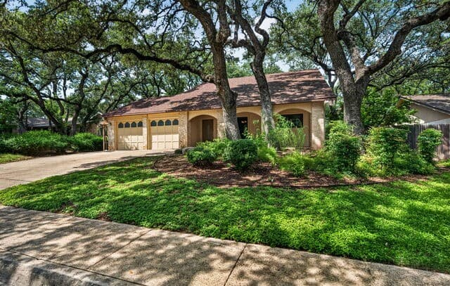 3-bedroom rental at 13515 Hollow View St in San Antonio, TX — photo 1