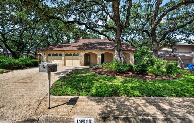 3-bedroom rental at 13515 Hollow View St in San Antonio, TX — photo 2